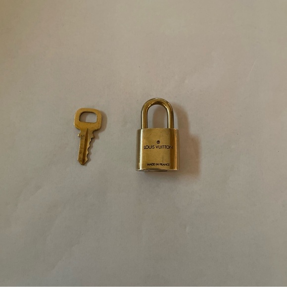 Louis Vuitton Brass Lock & Key 303 - Picture 4 of 5